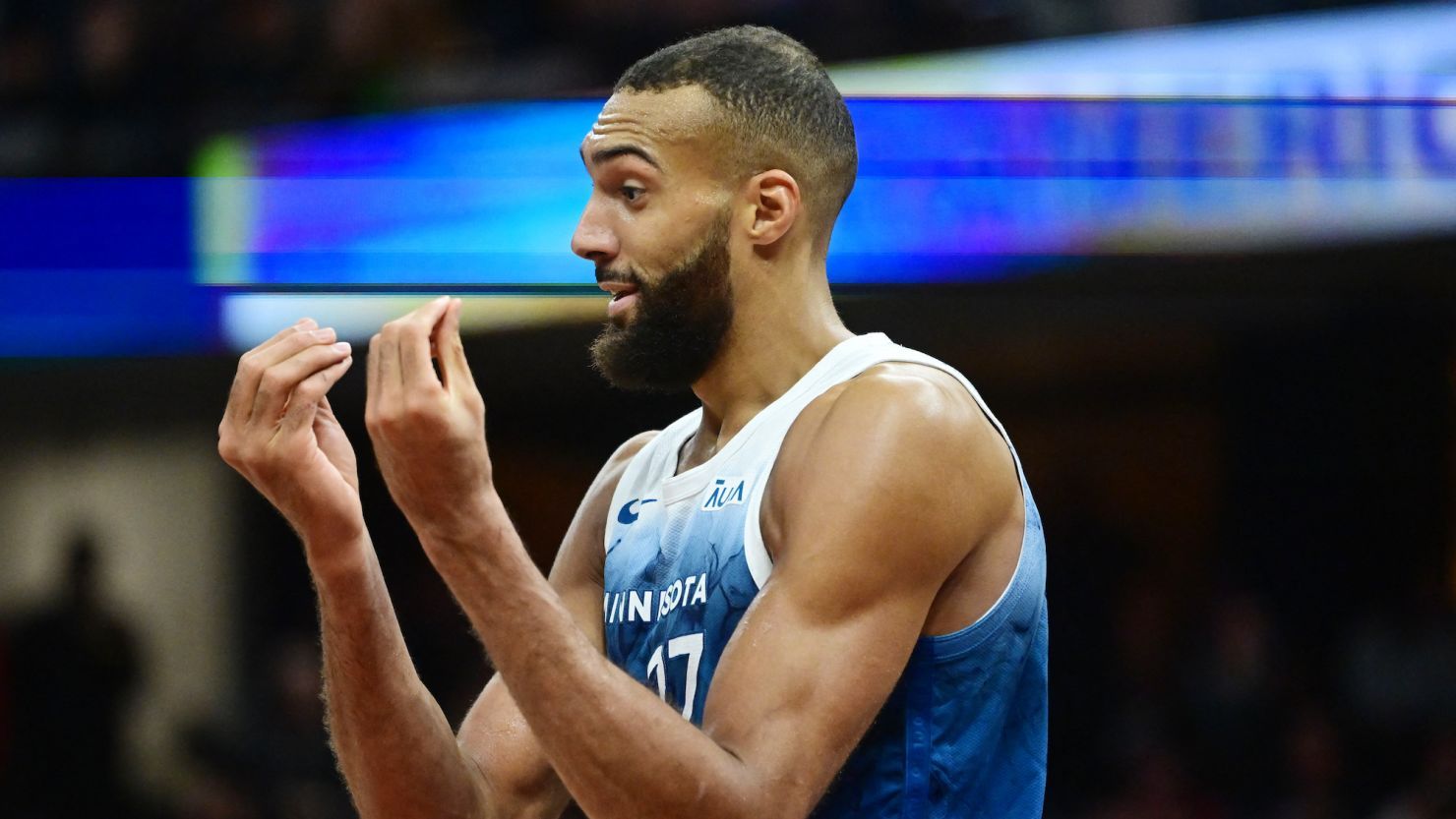 戈贝尔前四场合计 14分今天两节半 20分森林狼vs湖人NBA ​​​