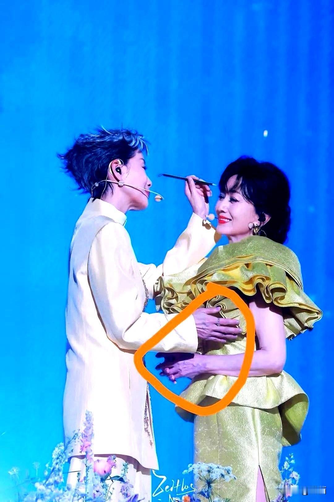 叶童你真的太不应该了，不查不知道，一查吓一跳，才知道成都场的表演，连在现场观看的