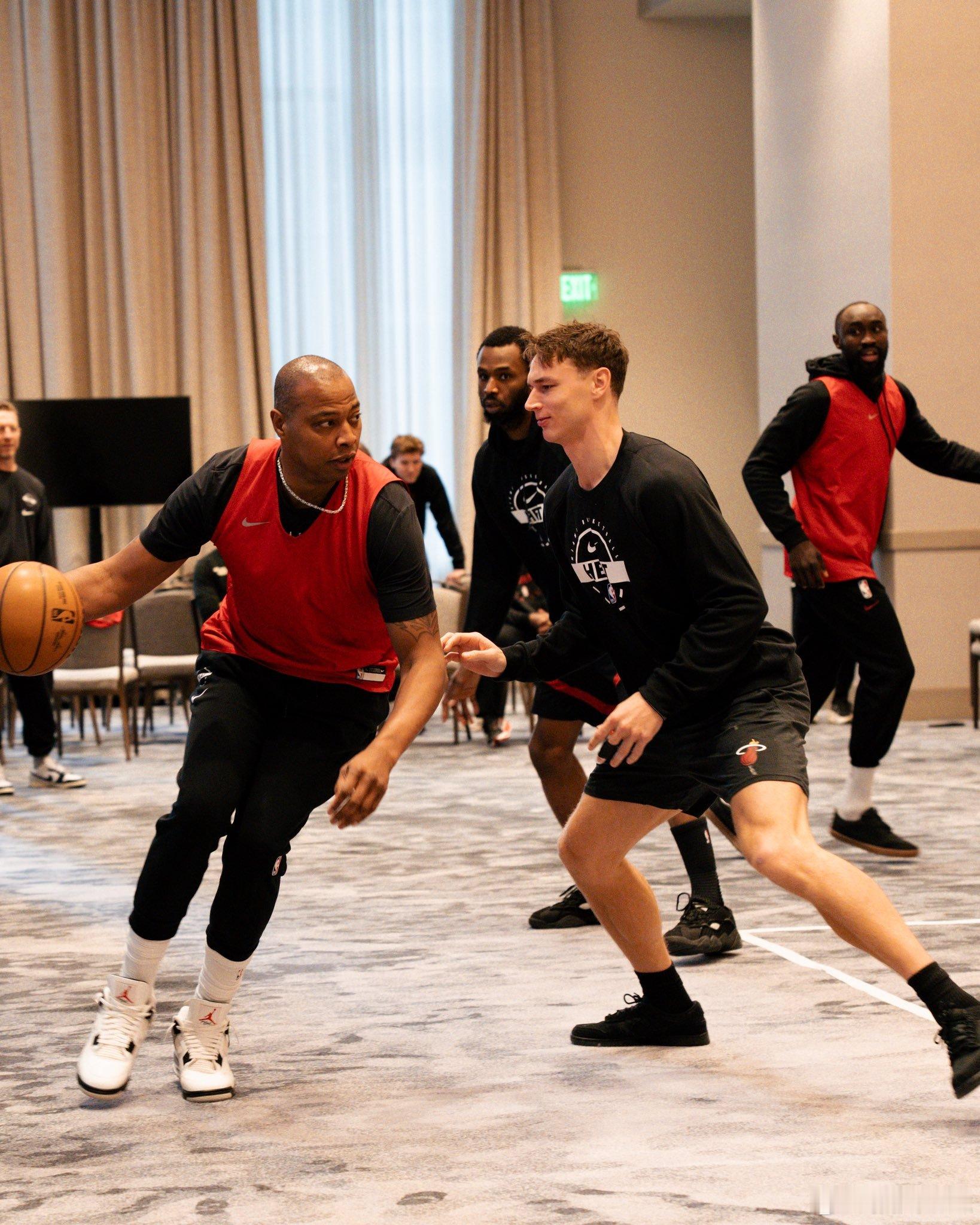 在地毯上训练？球能弹起来了吗所以巴特勒是要复出了吗是卡隆巴特勒热火vs开拓者nb