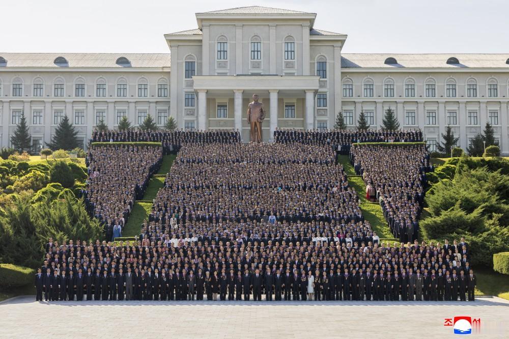 朝鲜领导人金正恩同金日成综合大学教师研究员合影

朝鲜中央通讯社 2026-10