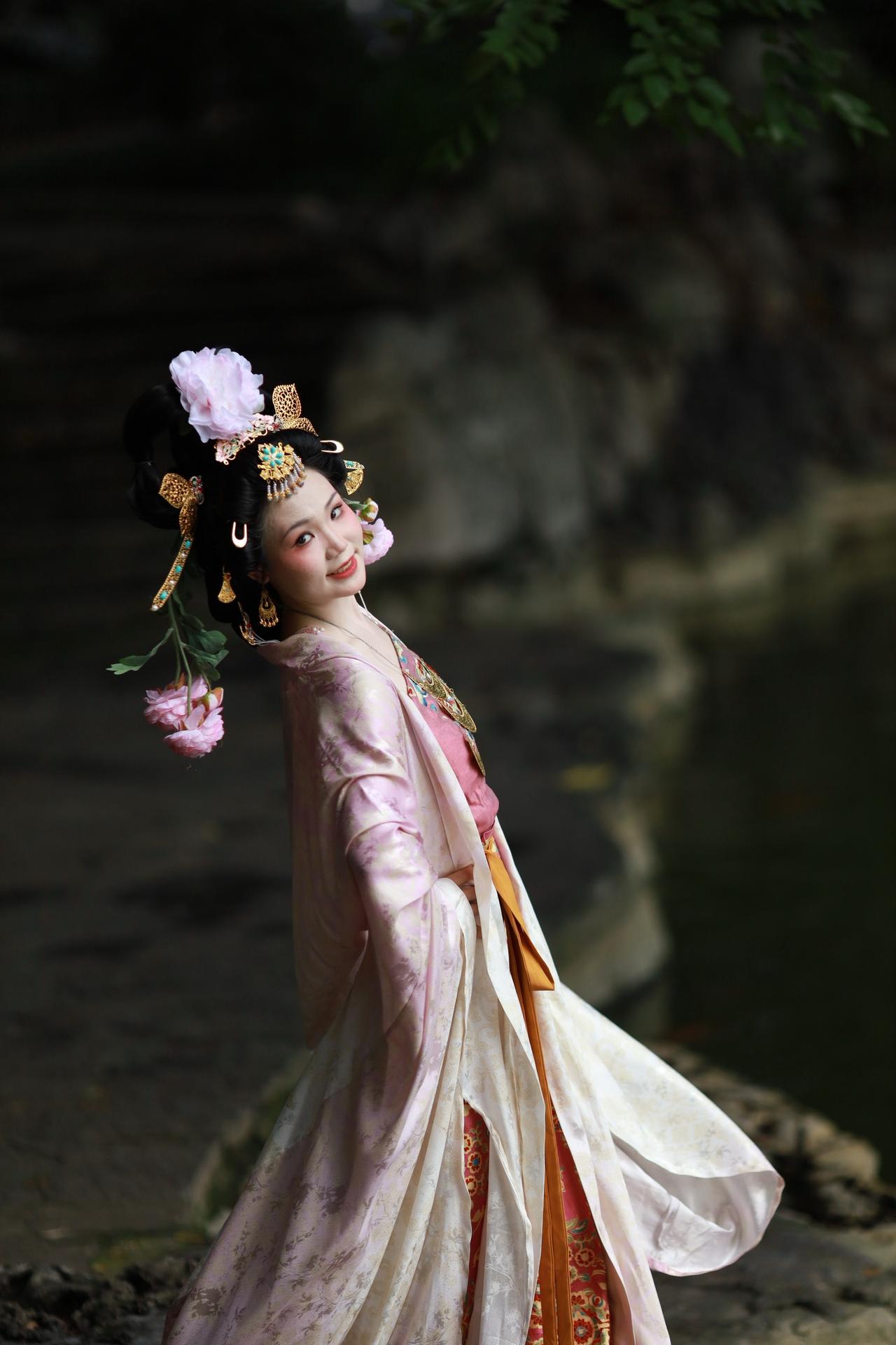 偶遇柳候公园。随手拍了几张。古代妆造 花神装造 唐妆技巧 宣传汉服文化
