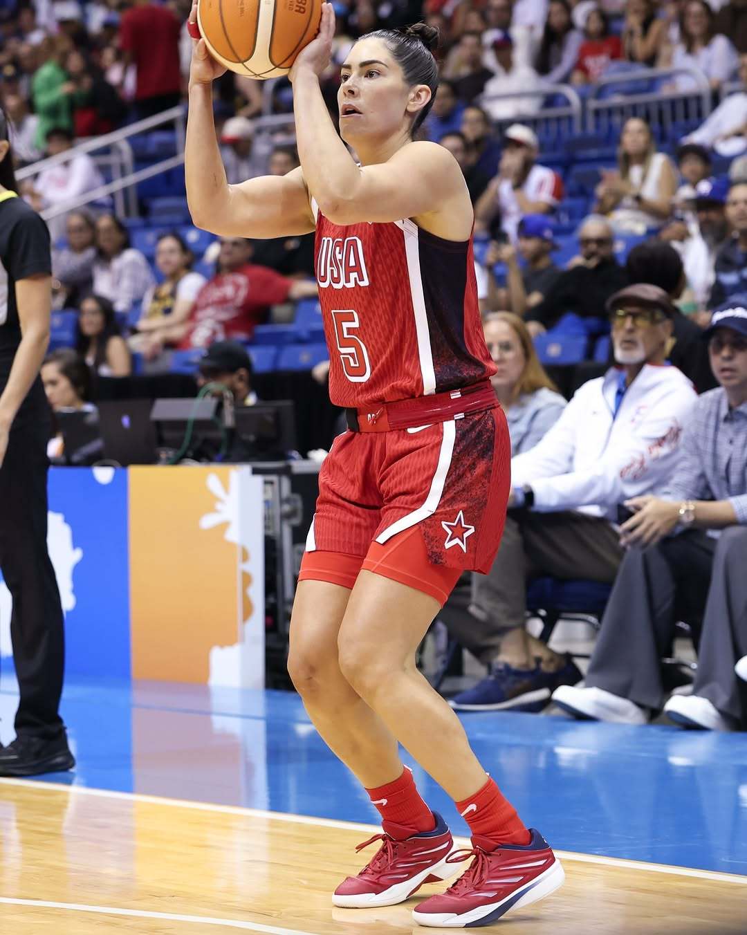 UA与女篮明星普拉姆分道扬镳普拉姆不穿UA也有段时间了下家大概率是Adidas去