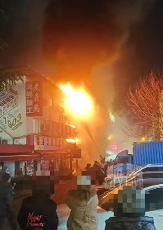 山东青岛一海鲜餐厅起火，明火一直烧到楼顶，官方通报：无人员伤亡，起火原因正在调查中