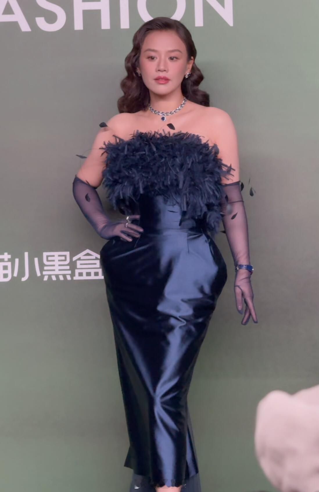 嗯，马思纯有点吃妆造，之前那套好看多了！ ​​​