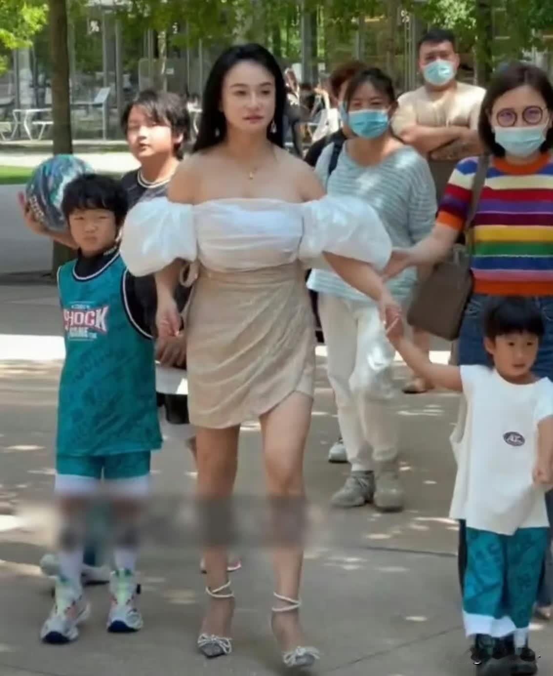 冉莹颖带孩子参加学校活动，看她穿的这套裙子，有点绷不住了。

她带孩子参加亲子活