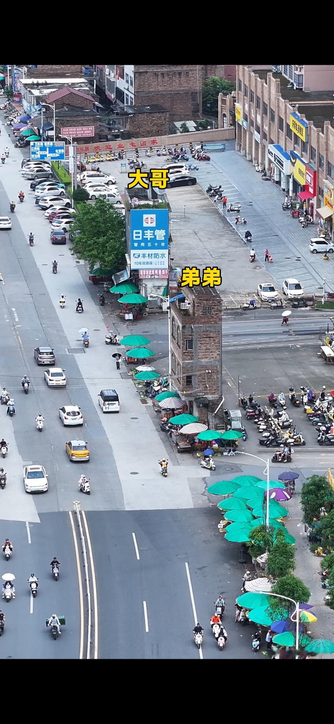 这应该就是全国最聪明的两兄弟了，两栋不足30平的房子就刚好直直的钉在小区门口，据