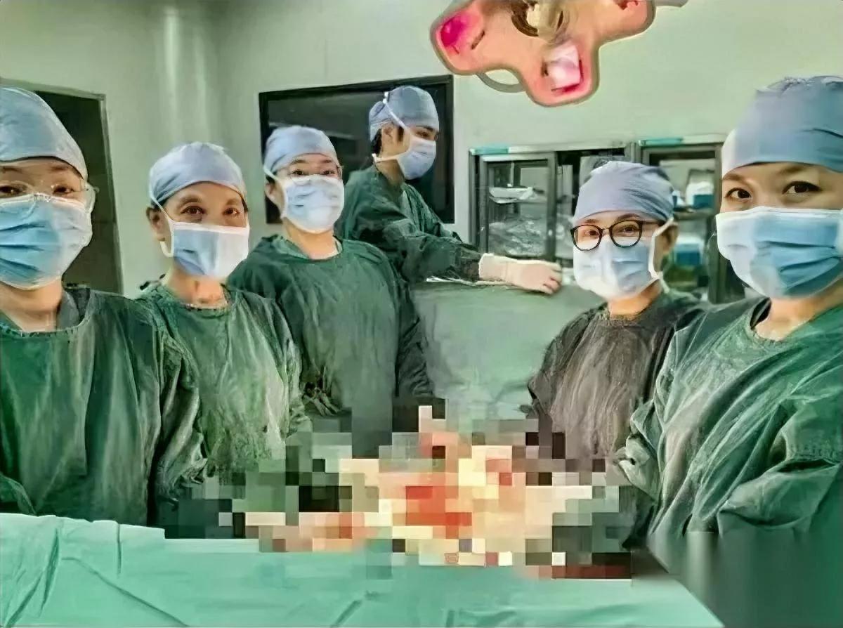 23岁女孩瘦100斤，肚子却像怀孕？

一查吓一跳，里面藏着大危机！23岁小琪减