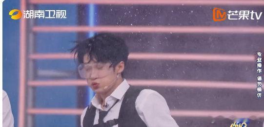 檀健次的舞台真的每次都让人眼前一亮，10 分钟就能复刻完整舞蹈，精准卡点加力量感