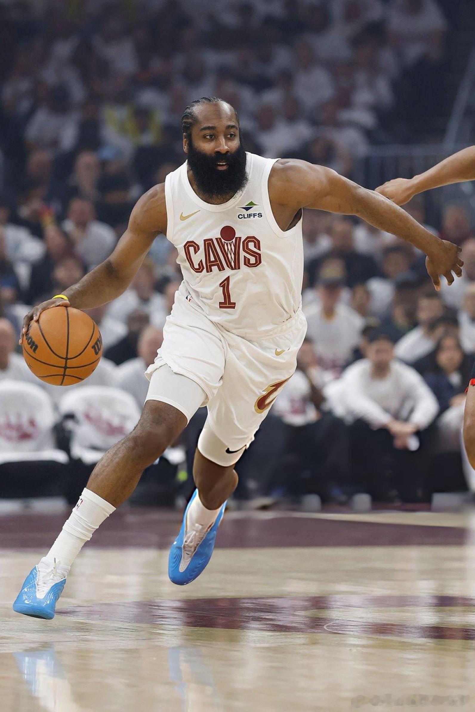 詹姆斯·哈登在2026年NBA季后赛首轮天王山之战中高效贡献23分9篮板5助攻，