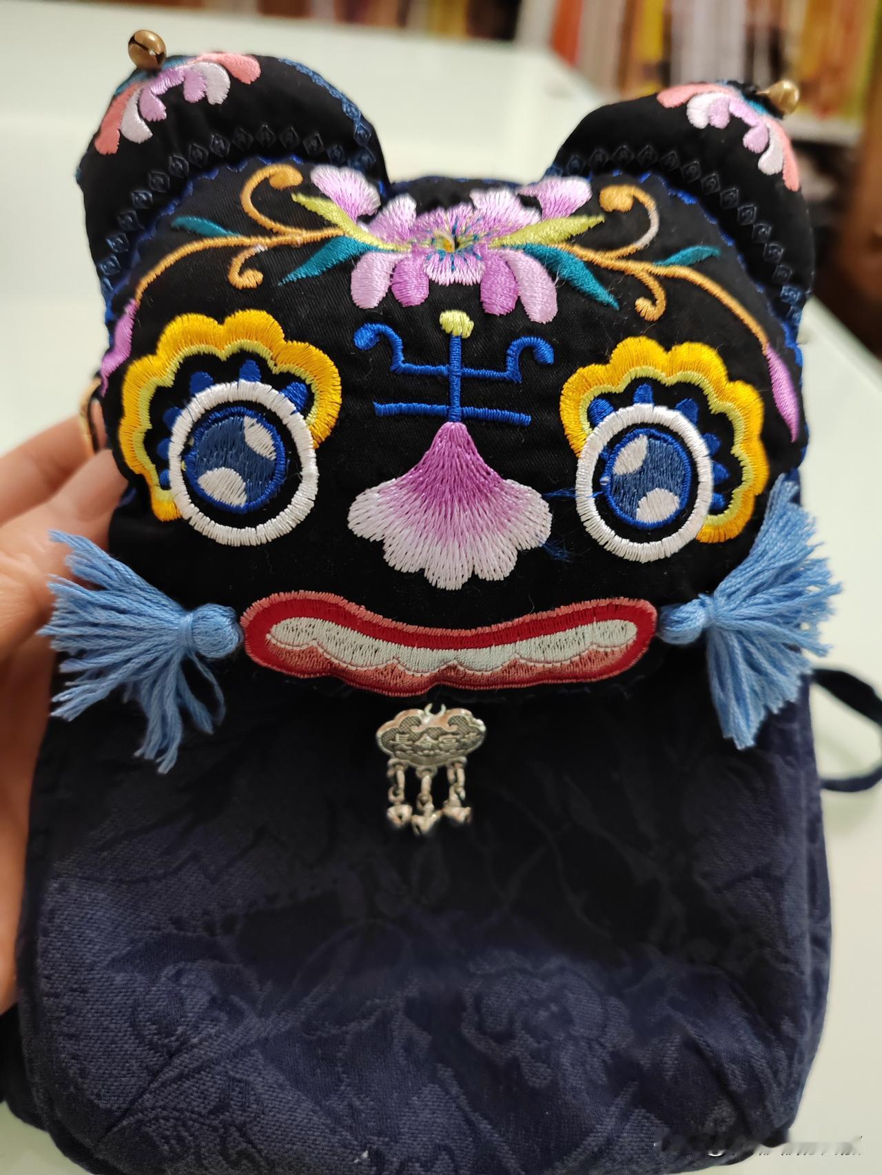 没想到，在长安商场闲逛，竟然撞上了“国际同款”。

橱窗里摆着一排虎头包，圆鼓鼓