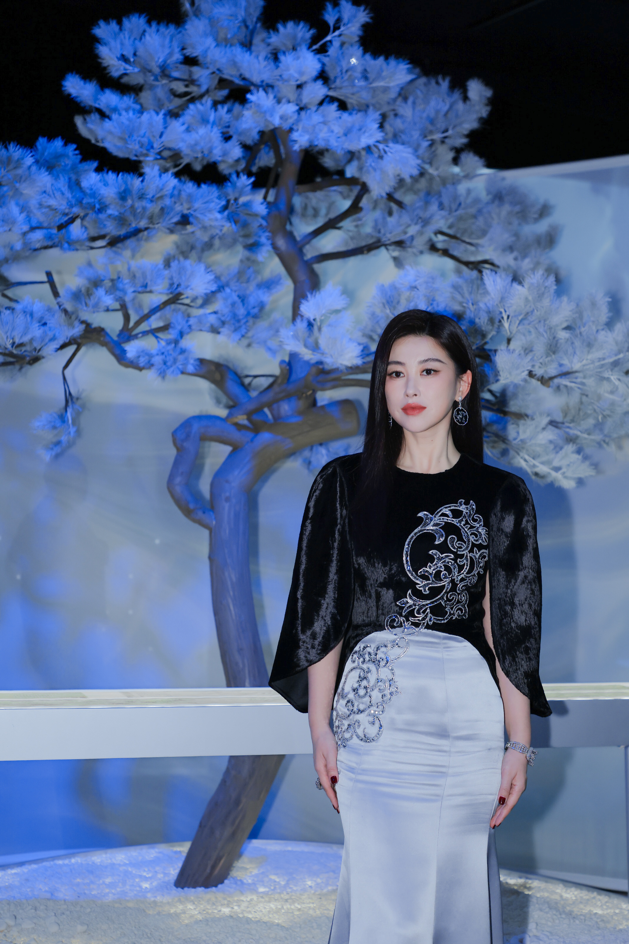 老天奶，我们终于等到朱珠的女主了！朱珠在新剧《宿敌》中饰演黄萧有着东方美人的妩媚