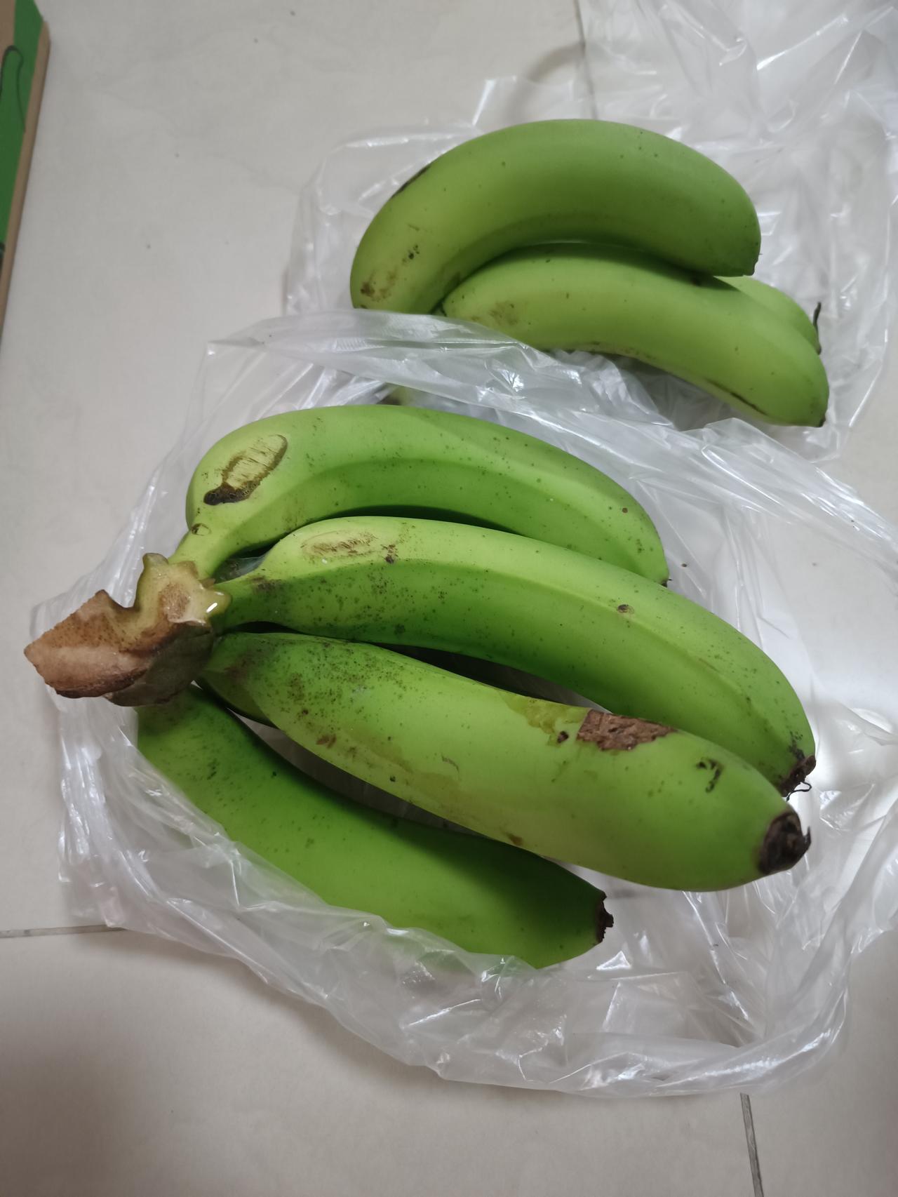 今天又去老市场买生香蕉，那老头又跟我讲，这些“真够熟”了，放一礼拜就可以吃了。我