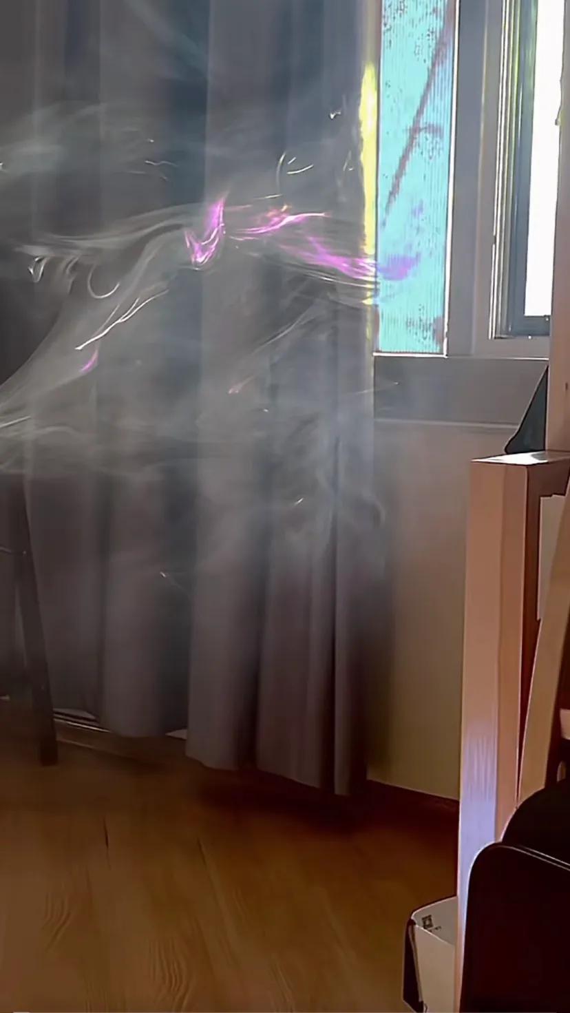 网上看到一张图，配文是：日照香炉生紫烟。
我的天呀，突然有种古今交集的感觉。不知