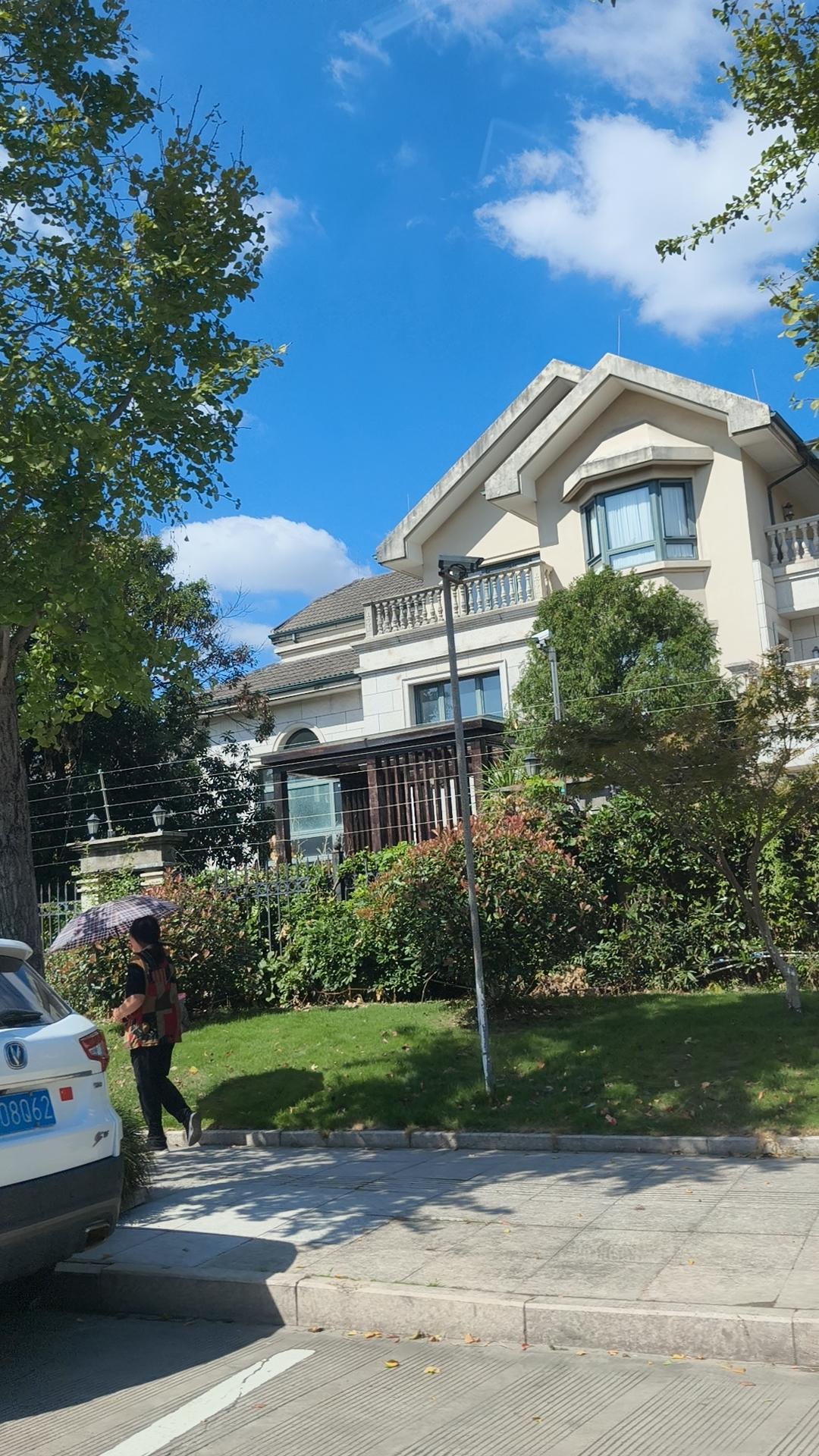 我这一辈子省吃俭用，拢共就攒下十几万积蓄，媳妇生孩子想住月子会所，一打听价钱居然