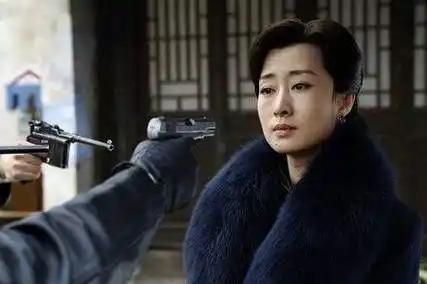 作家苏芩说：“女人，别活得像支烟似的，让人无聊时点起你，抽完了又弹飞你。记住，你