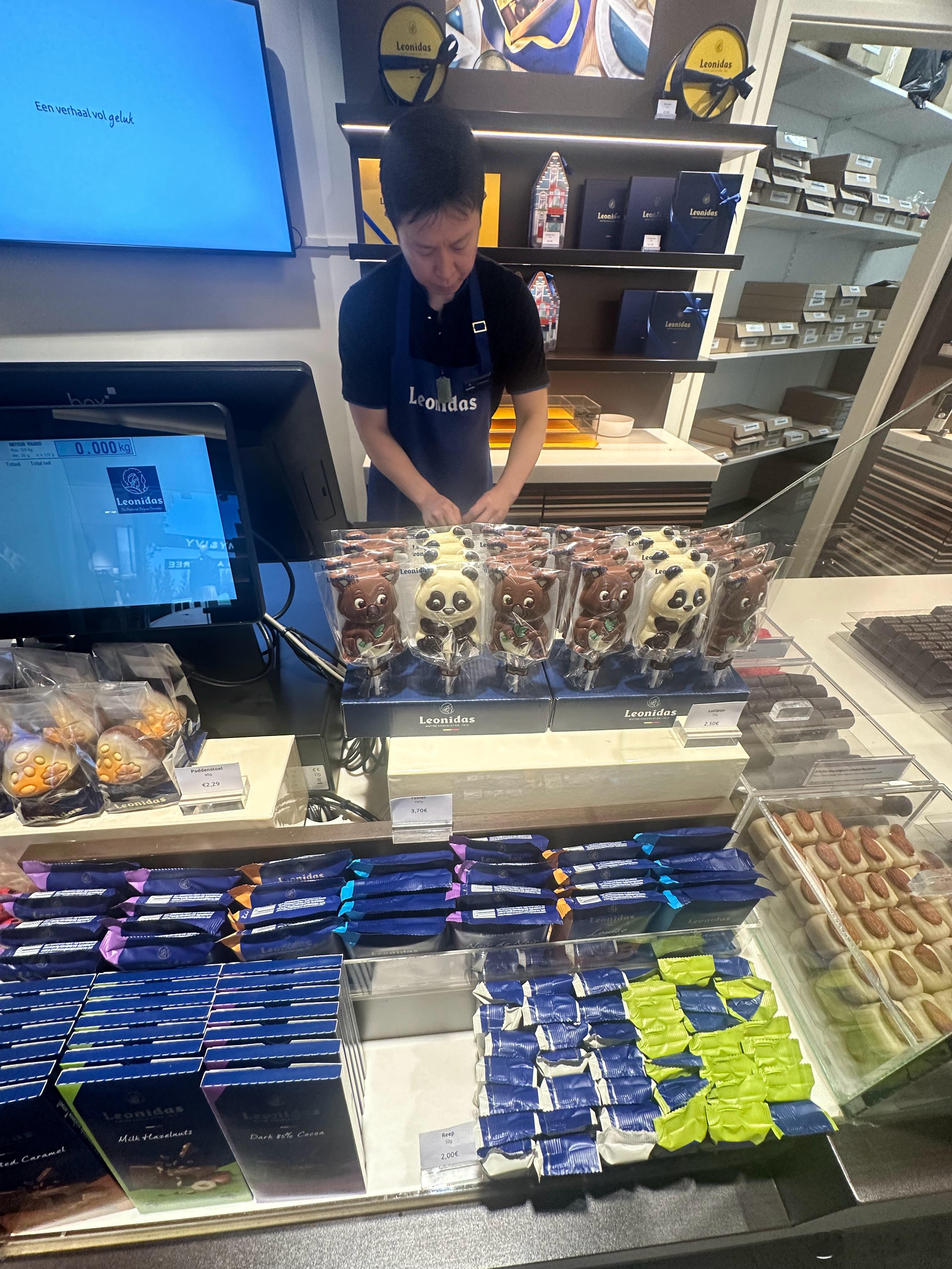 【典离开荷兰，前往加拿大！🇨🇦】上午睡了一个回笼觉，大概10点慢悠悠爬起床，