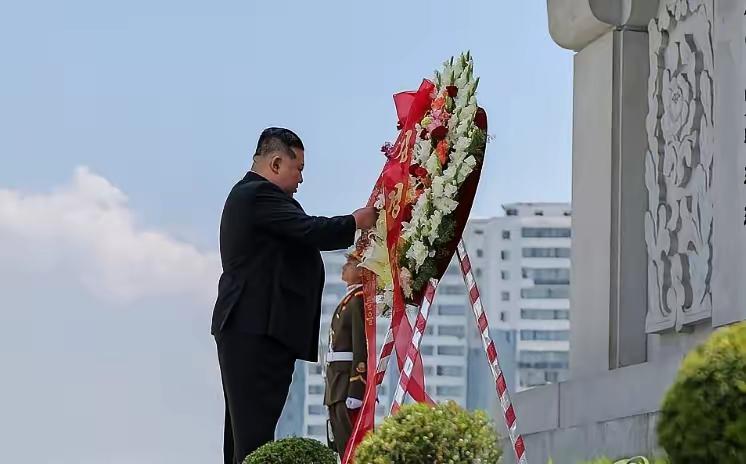 金正恩：永世不忘中国人民志愿军烈士。

7月27日，朝鲜平壤牡丹峰区的友谊塔前，