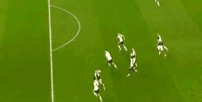 4-1，北伦敦德比，阿森纳把热刺往降级区里又踹了一脚。
 
下半场刚开场，约克雷