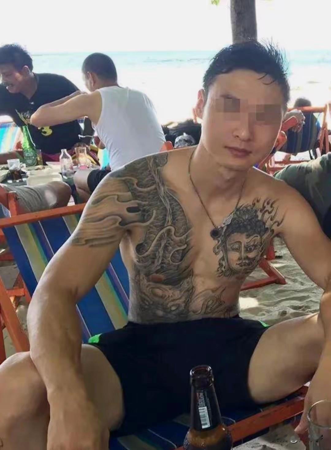 怎么也想不到，年轻且容貌姣好、身价千万的王暖暖竟会看上他。
他看似一脸稚气，上身