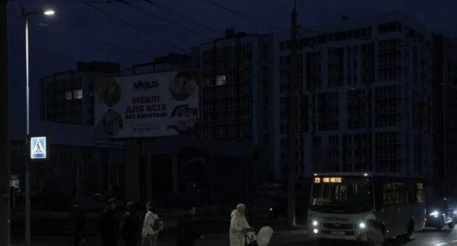 前两天不少乌克兰人睡得正香呢，突然被一阵轰隆声炸醒，俄军的导弹、无人机跟雨点似的