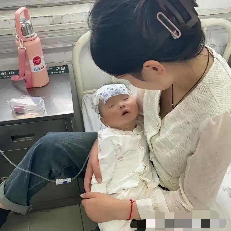 今天一大早，邻居女人红着脸来敲门，要借300块，说娃发烧39.8℃，手机里没钱，