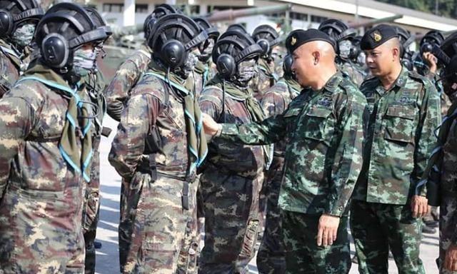 两个蠢货，终于还是把战争引到了亚洲。一个是穷得叮当响还幻想称王称霸的柬埔寨，一个