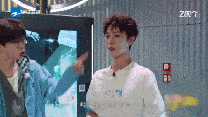 李昀锐不知道啊我还在跳手势舞别人博弈他跳舞，别人紧张他懵懂，李昀锐完美错过所有关