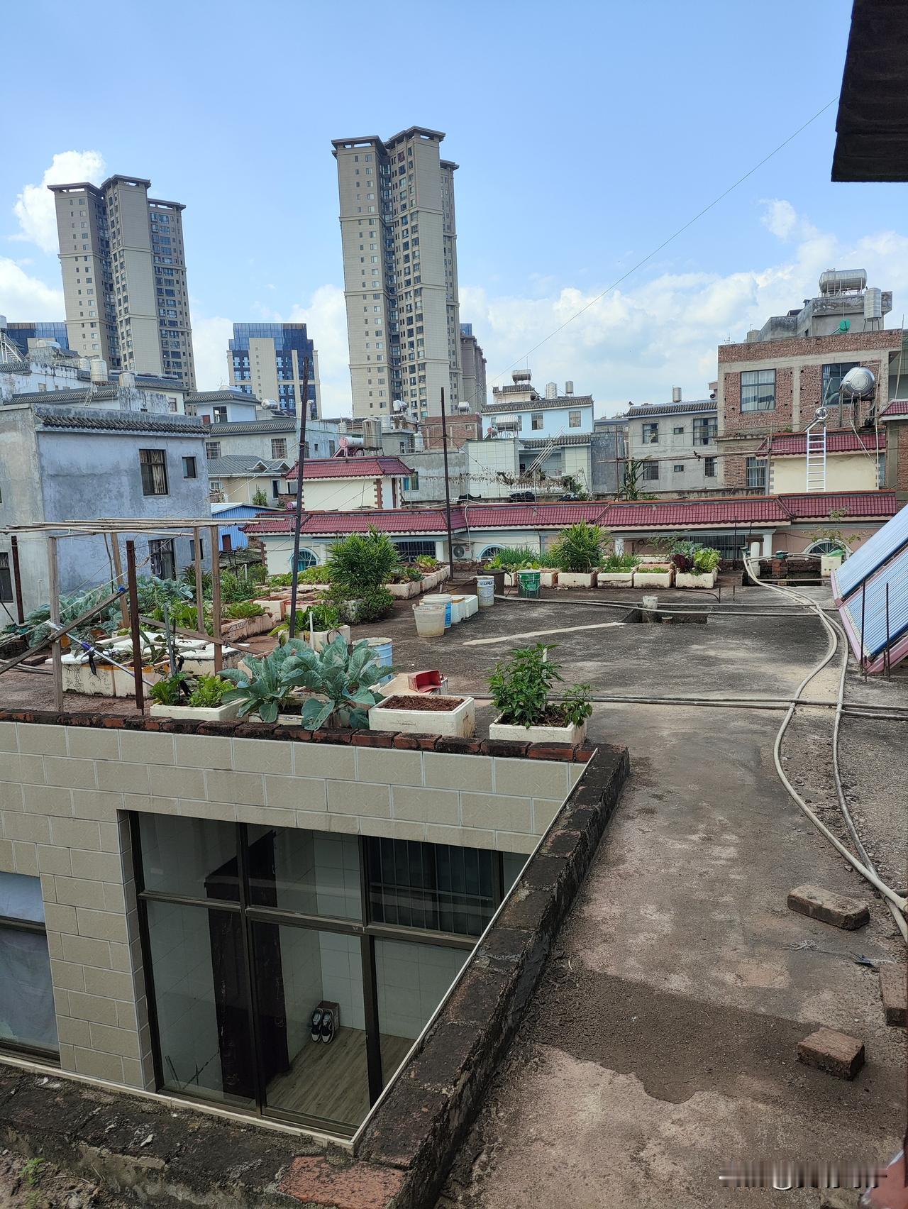 在云南红河州弥勒市租了一套月租350元的房子，房子只有两层，我的房子顶上就是一个