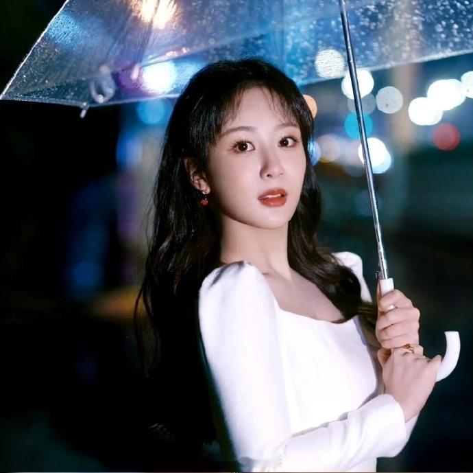 杨紫[超话]杨紫玉兰花开君再来 yz杨紫董竹君 山茶花的红终究抵不过大海深处的群