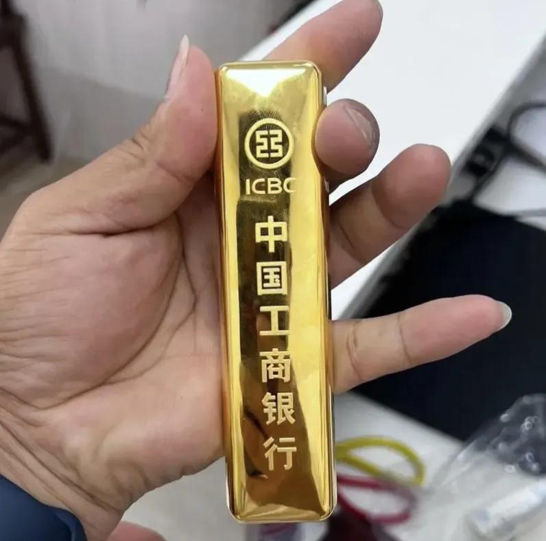 昨天买黄金的人，
 
今天估计都血压飙升了吧，
 
昨天金价886一克，今天直接