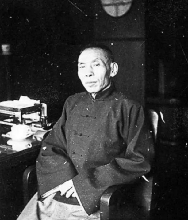 1939年，杜月笙在香港吃饭，3个地痞流氓挑衅闹事，被保镖打跑，保镖捡起掉在地上