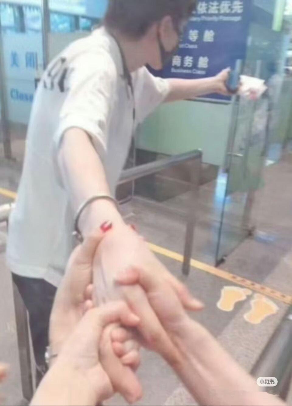 宇宁这个手好大啊 