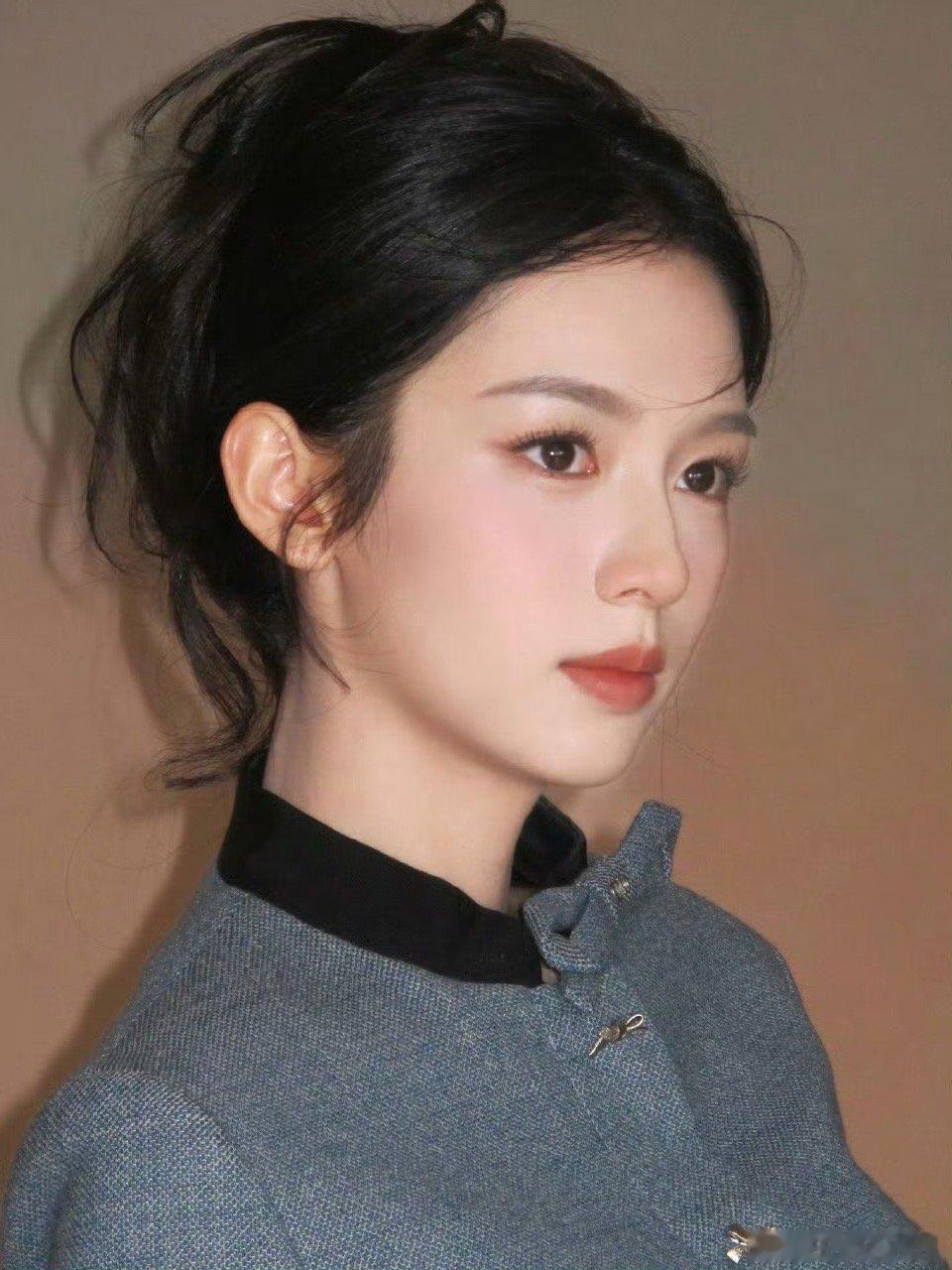 王亚飞给周也化的千金贵女妆 谁被老师给化的千金妆美到失语！清透底妆叠碎钻眼妆，贵