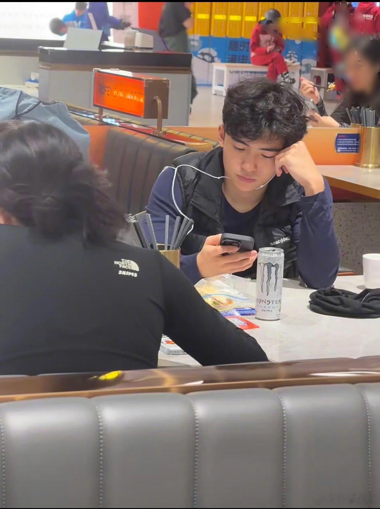 网友偶遇谢霆锋和张柏芝的大儿子Lucas偶遇谢霆锋张柏芝大儿子