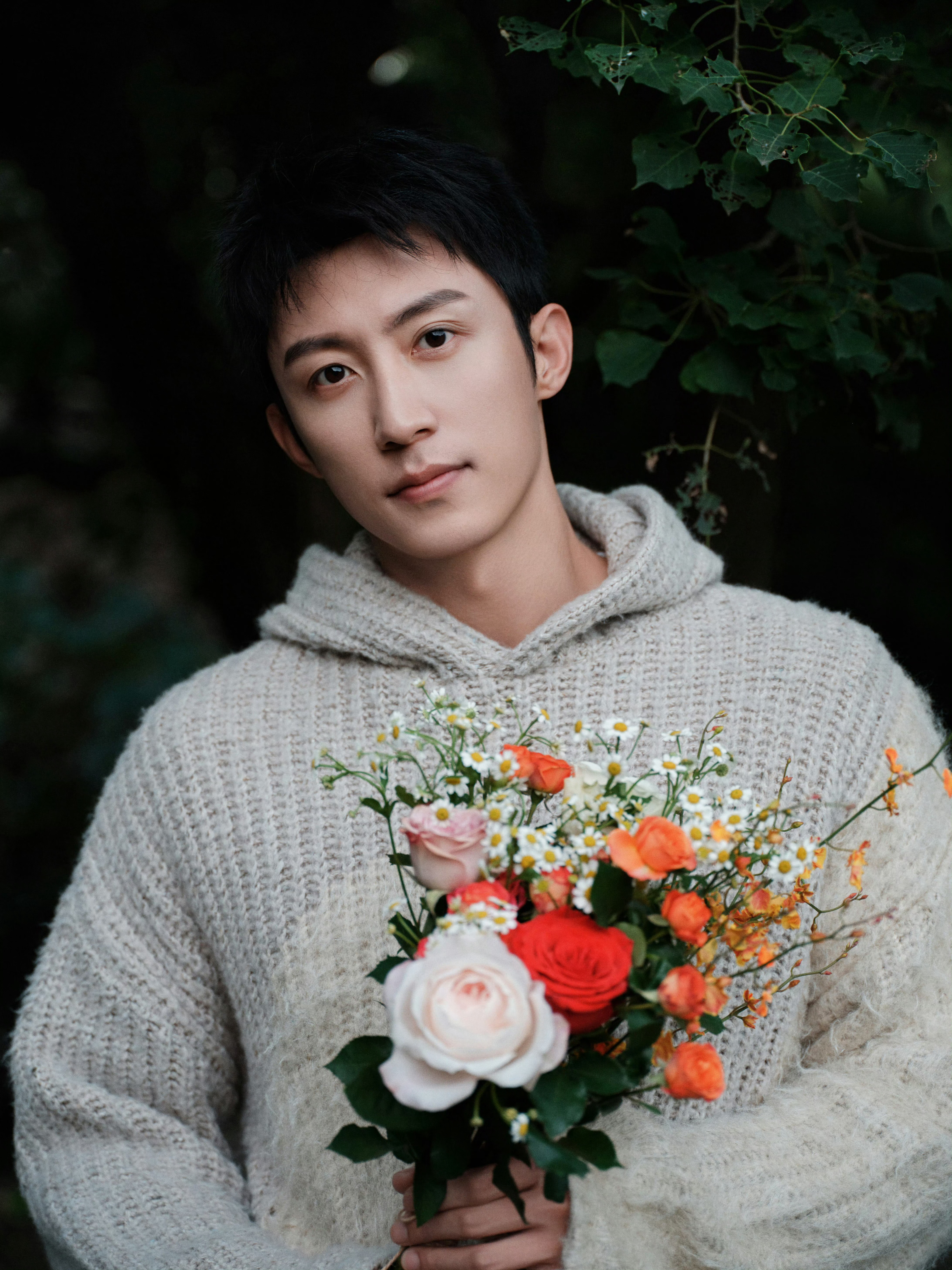求助：我周六去公园里遛弯儿，碰上一个卖花的男生问我：“姐姐或者妹妹，要不要买我的