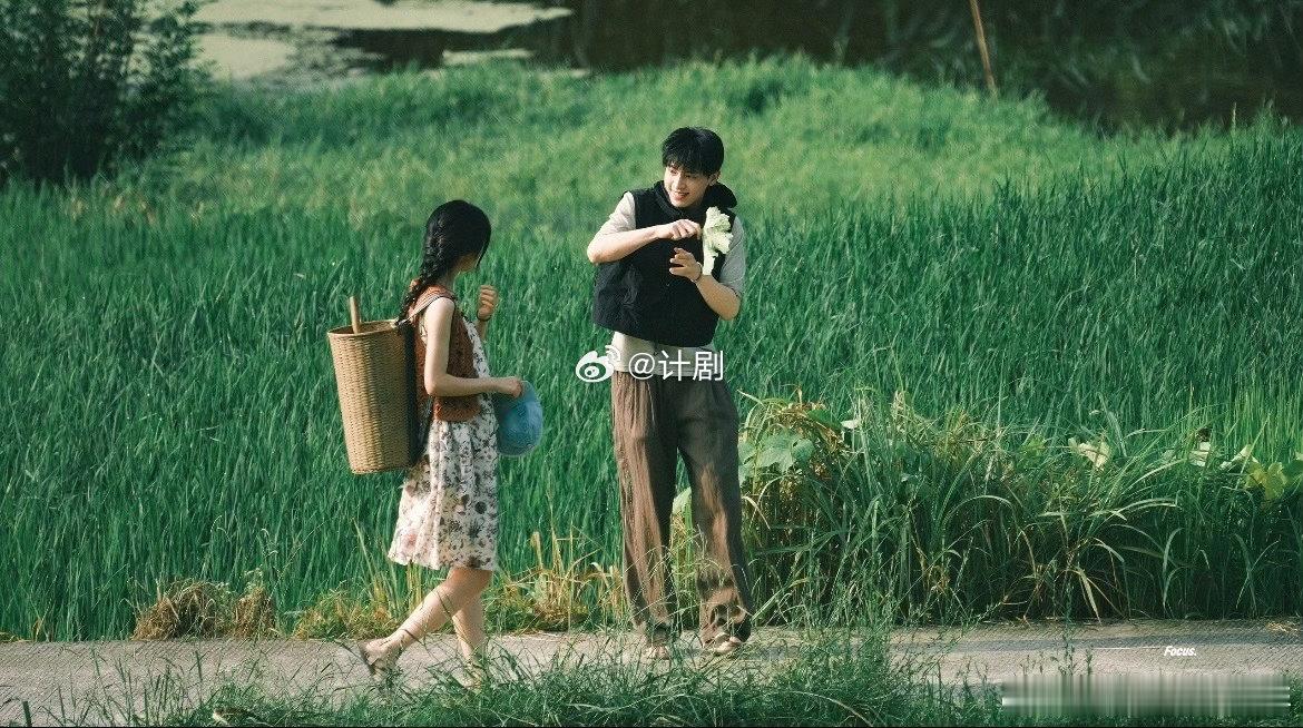 电视剧小芳定档堪称贵州专属治愈田园剧，《小芳》褪去沉重乡土叙事，轻喜群像描绘乡村