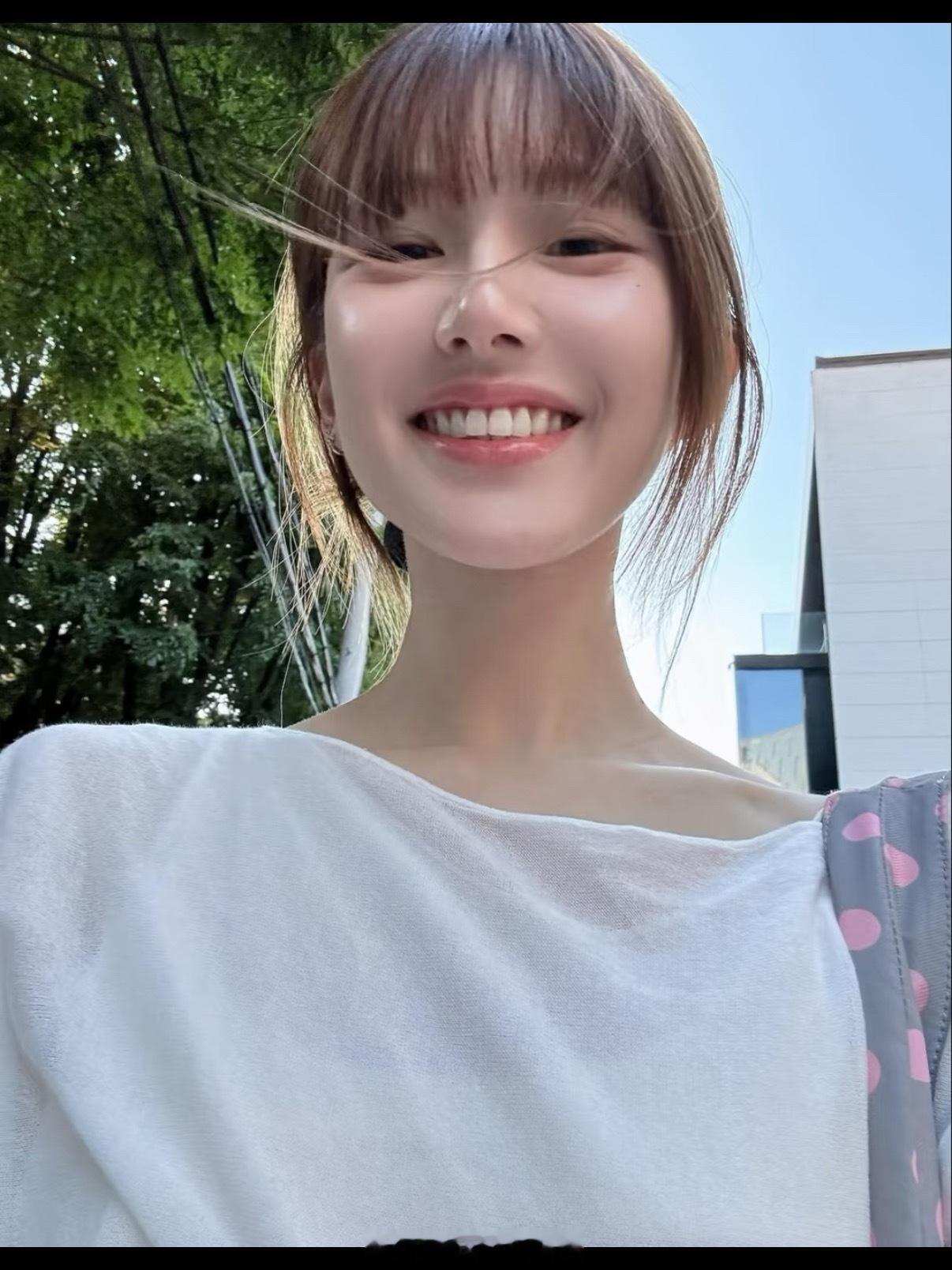 赵露思的网感特别好，非常会拍也非常会营造独有的氛围感，美女你随便吧怎么都好看