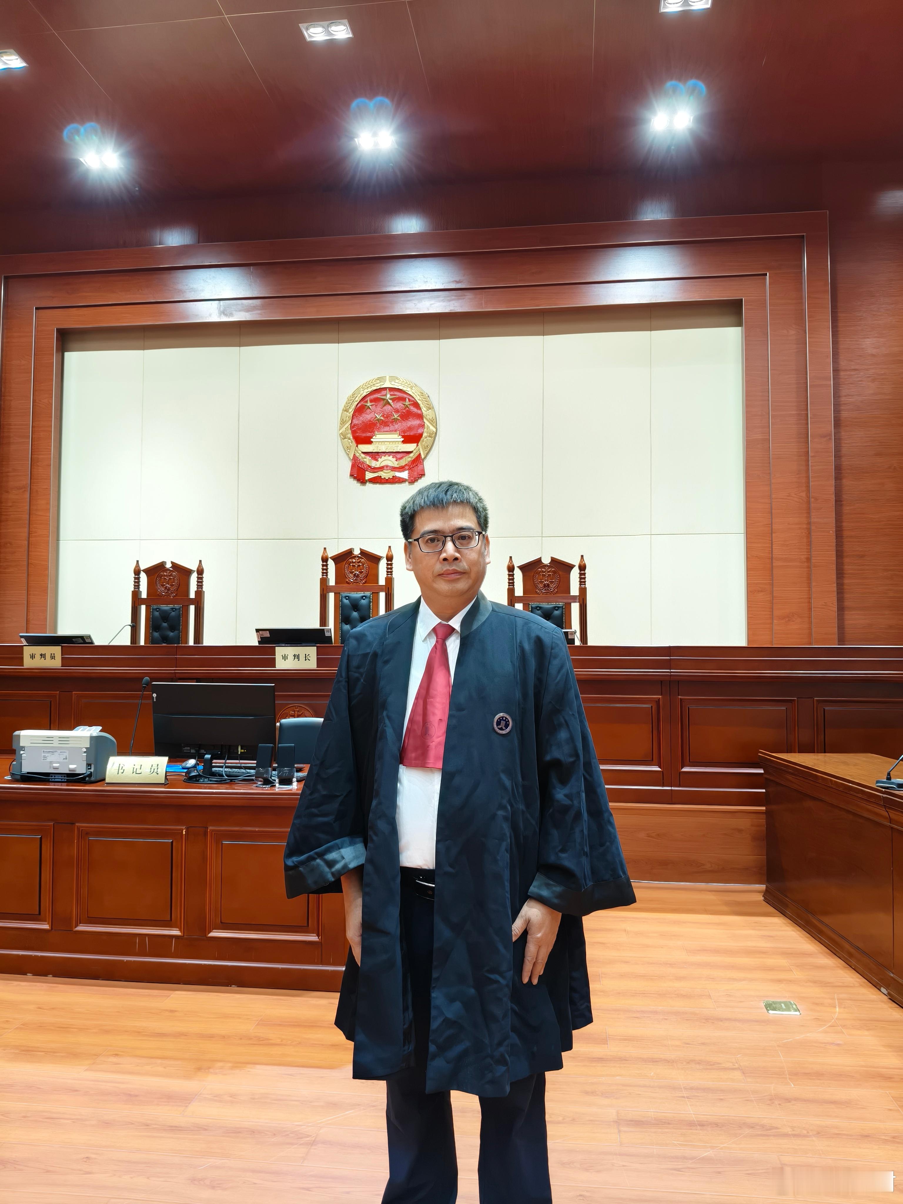 今天参加一个案件的二审辩护，近20个律师中就我一个自觉穿律师袍出庭，显得自己好傻
