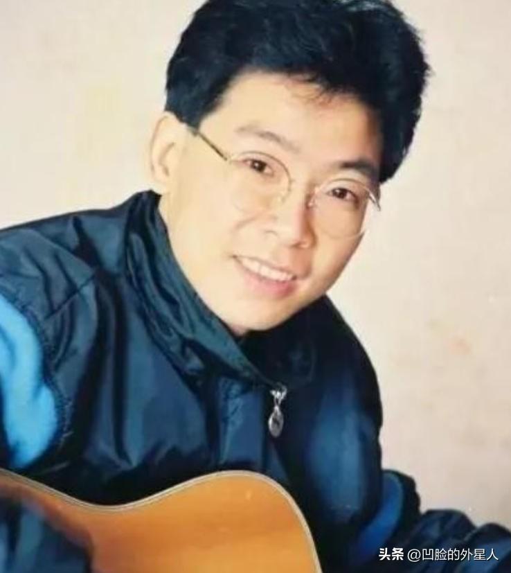 1982年，张明敏唱完《我的中国心》后，被香港乐坛除名，正当他心灰意冷准备回电子