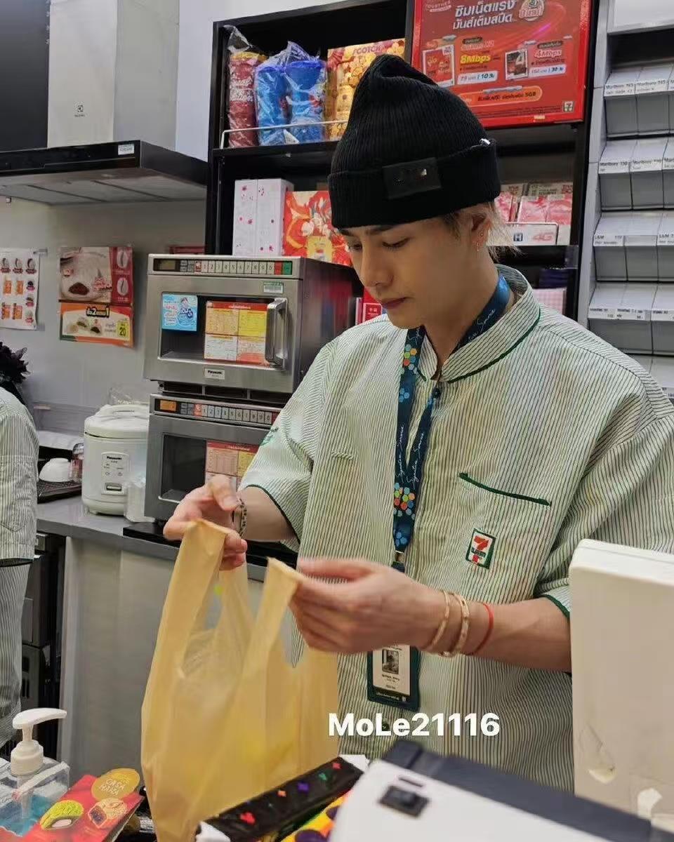 周柯宇哥哥做过收银员 上次做过收银员的艺人还是梓渝继梓渝之后又见艺人收银员！周柯