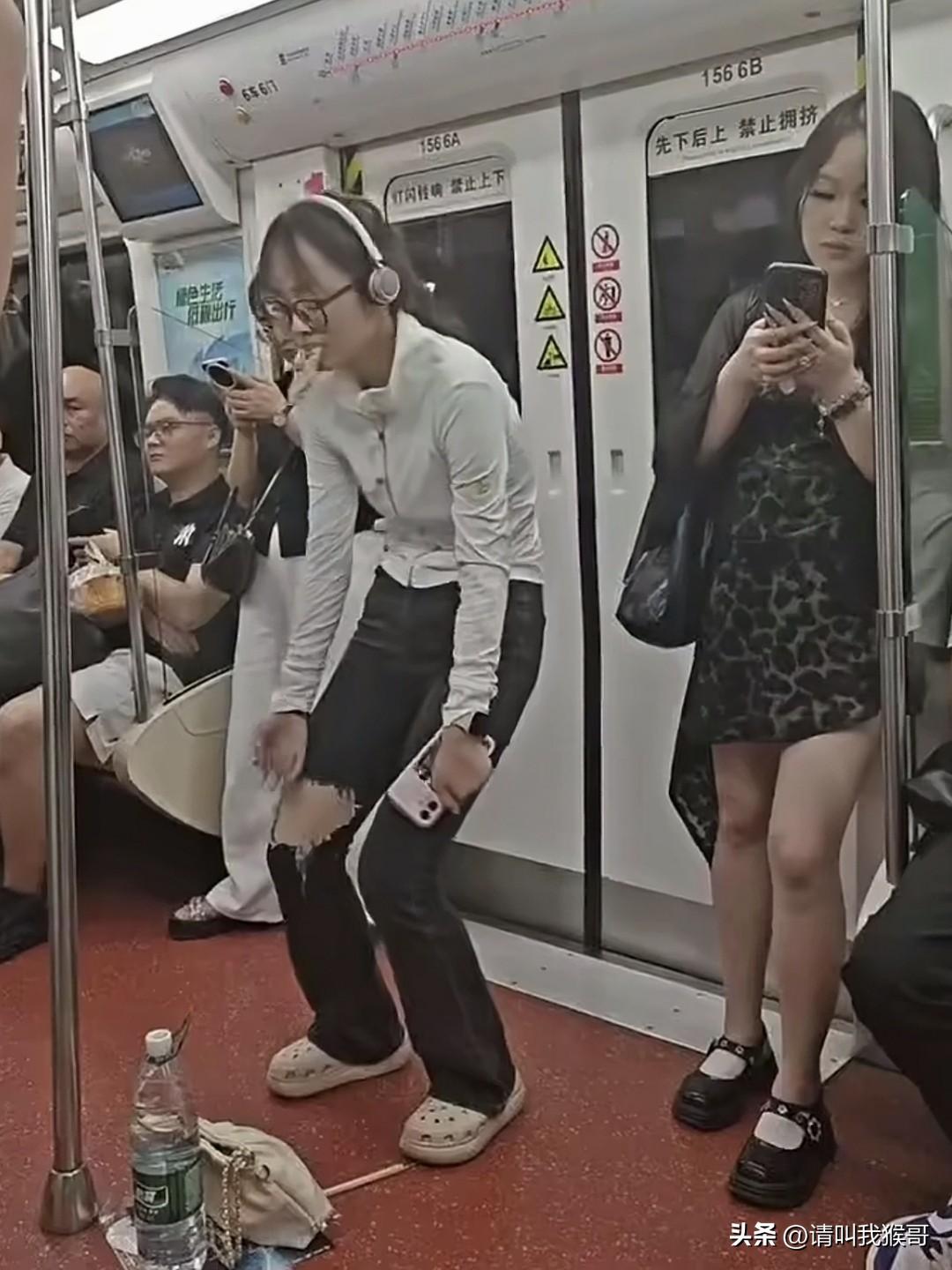 你们做地铁有没有碰到这样行为很怪异的人，戴着耳机在那里自顾自的跳舞，而是那个舞蹈
