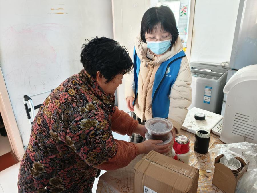 温馨社区送暖心腊八粥 传统年味温暖老人心