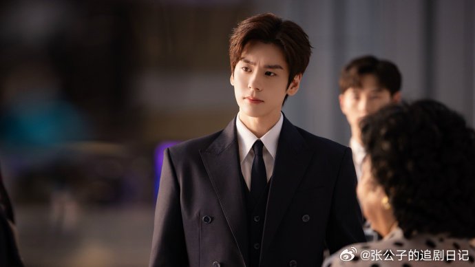 谁把魏哲鸣本体放出来了魏哲鸣你从许淮颂身上下来 魏哲鸣演着演着直接把本体放出来，