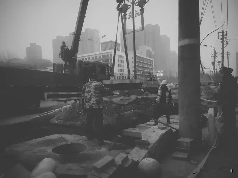 民警紧急营救 最近西安发生了两起七旬老人坠深井的惊险事件。3月16日8时50分，