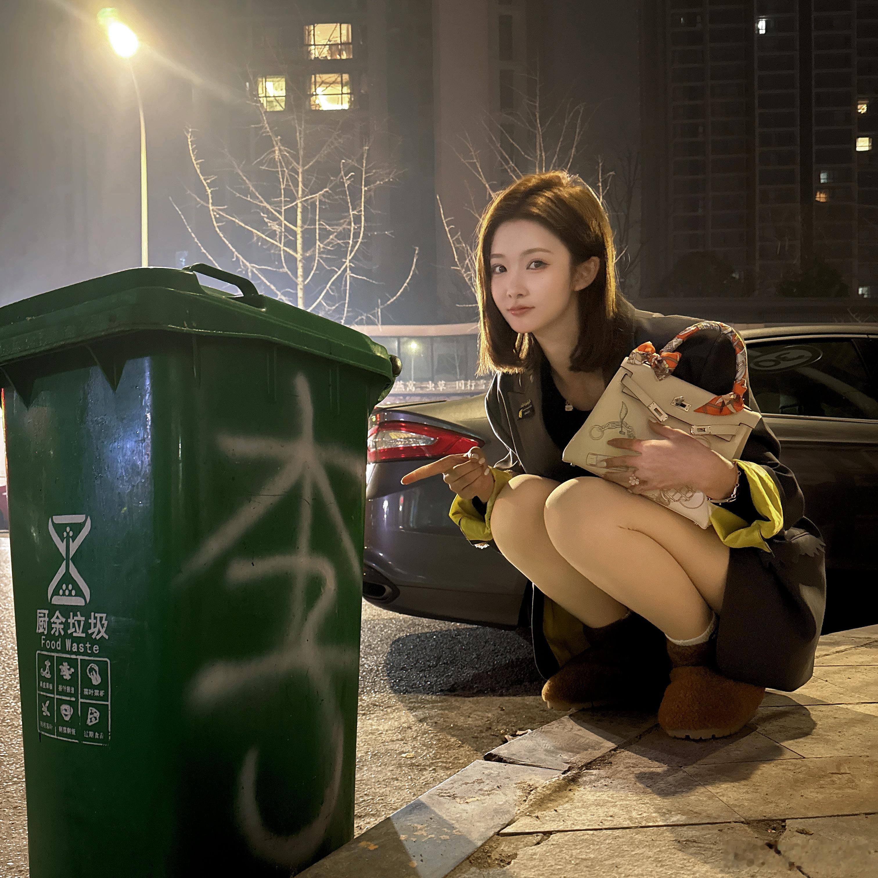 滴滴，下班卡～谁家员工和老板拍摄到这个点呀，是我们！吃得苦中苦，后面是啥来着？ 