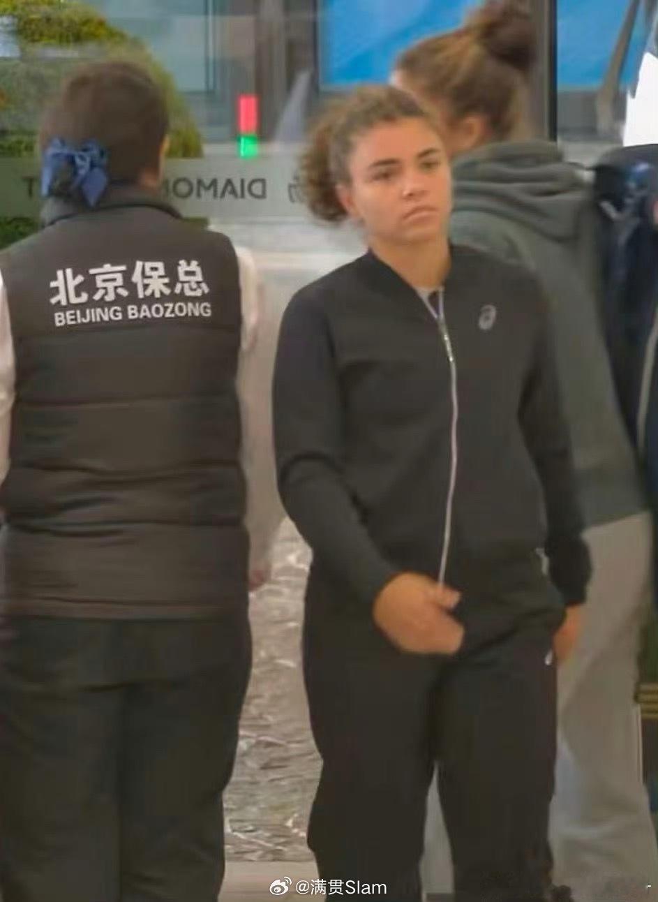 鲍里妮又有神图了鲍里妮又有神图了 这张照片拍的太巧了[嘻嘻]保总盖章认定的称号，