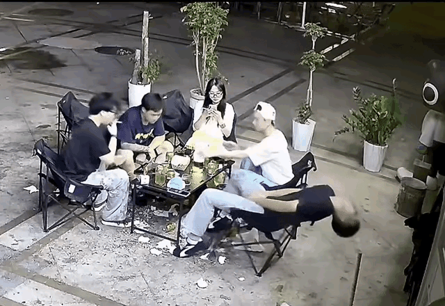 这便是人们常说的酒肉朋友，他们在你喝死的时候只当你是睡着了，对你不理不睬。真正的