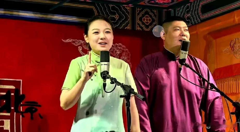 昨天德云鼓曲社演员陶婉岚半夜直播，连线了好多位德云社演员，其中咖位最大的郭德纲和