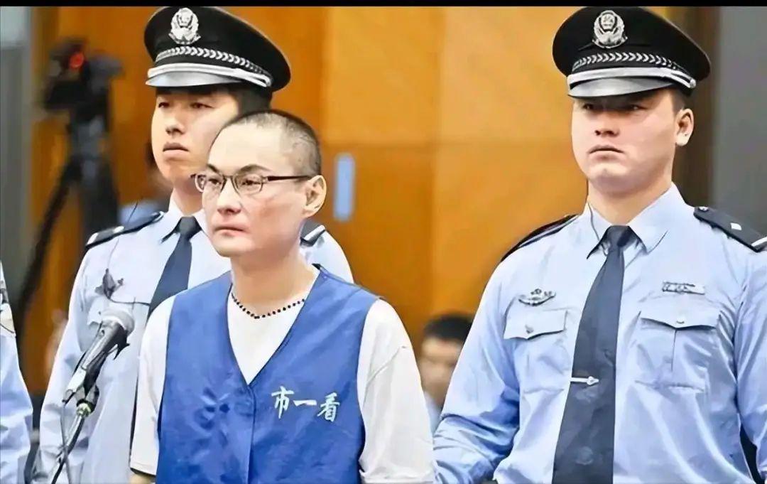 法庭上，一名摔婴儿的男子被判处死刑，男子失声痛哭，对母亲说：“妈，我改正了，你救