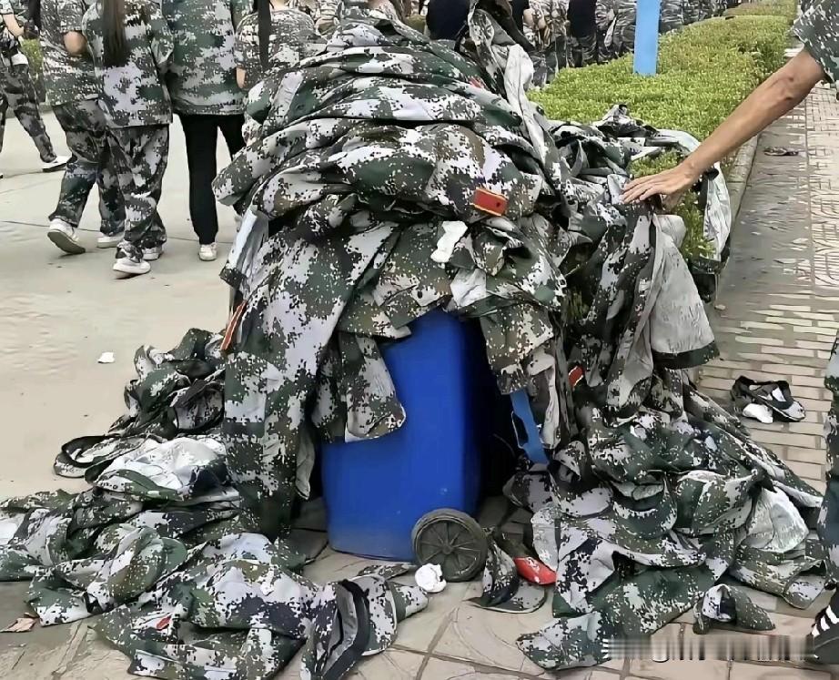 学生们军训完扔掉迷彩服，真的太浪费。这事怎么解决呀？